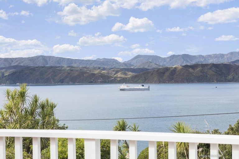 Photo of property in 22 Tai Paku Paku Road, Karaka Bays, Wellington, 6022