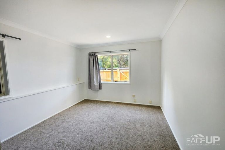 Photo of property in 4 Worthington Place, West Harbour, Auckland, 0618