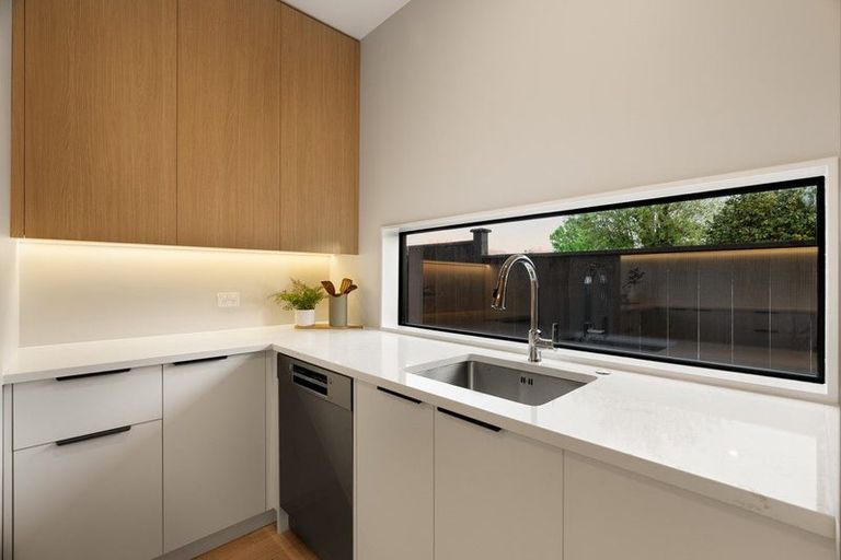 Photo of property in 8a Catalina Crescent, Forrest Hill, Auckland, 0620