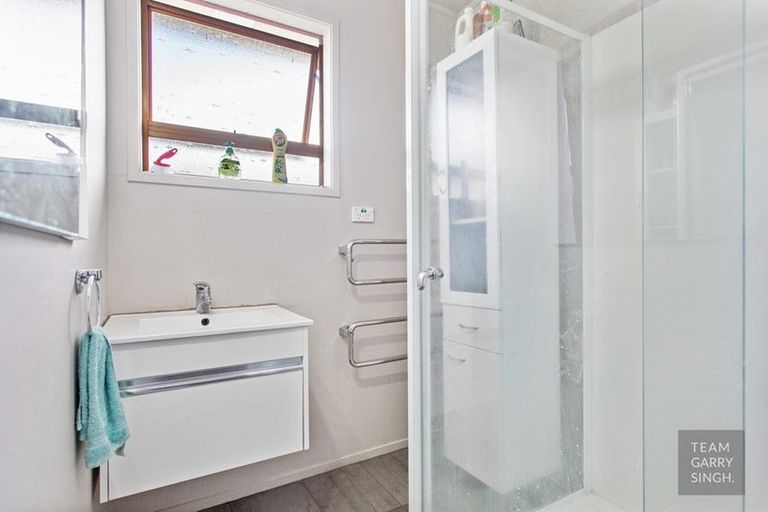 Photo of property in 2/41 Challen Close, Conifer Grove, Takanini, 2112