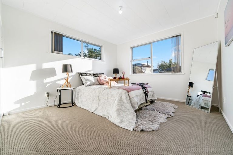 Photo of property in 39 Thornlow Street, Glendene, Auckland, 0602