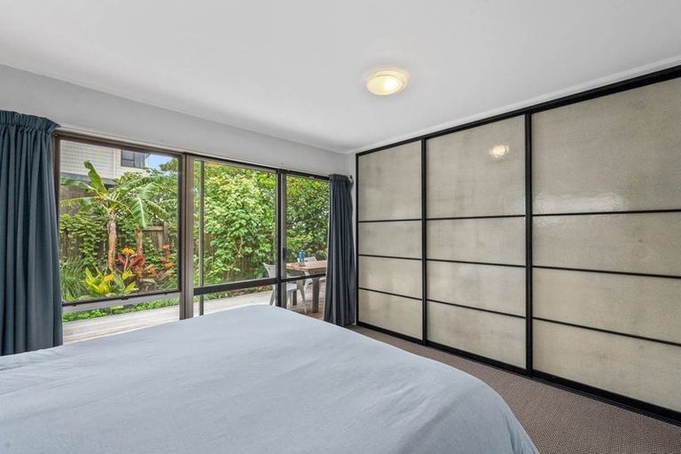 Photo of property in 2/5 Hanlon Crescent, Narrow Neck, Auckland, 0624