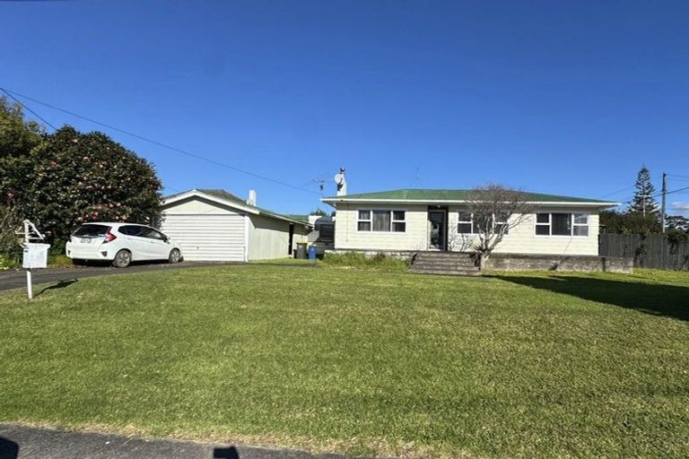 Photo of property in 24 Stokes Avenue, Te Atatu Peninsula, Auckland, 0610