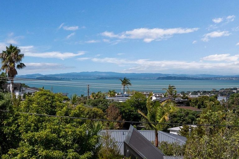 Photo of property in 2/86 Seaview Road, Castor Bay, Auckland, 0620