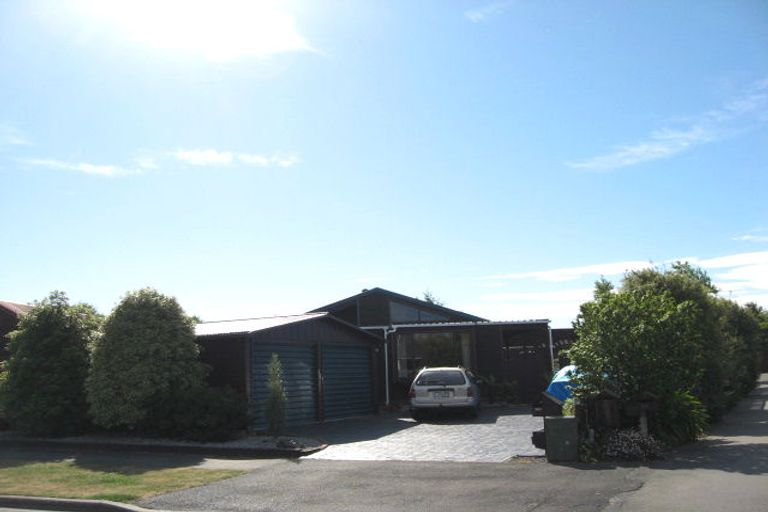 Photo of property in 14 Farnley Place, Parklands, Christchurch, 8083