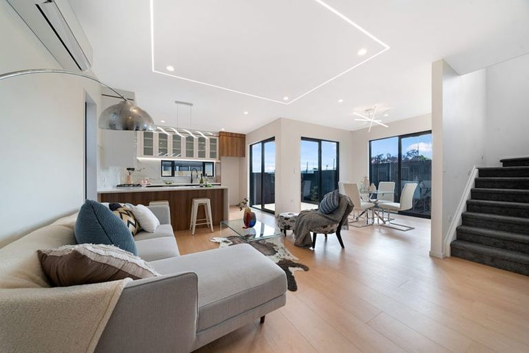 Photo of property in 53 Meadowood Drive, Unsworth Heights, Auckland, 0632
