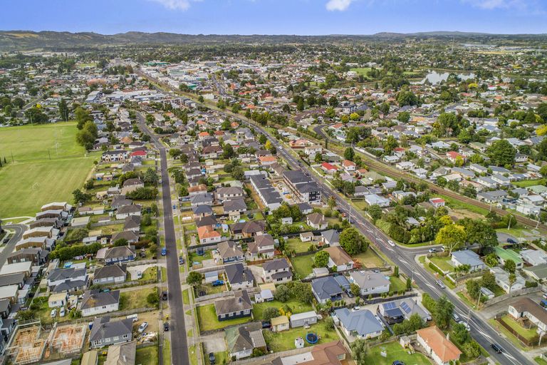 Photo of property in 15 Arimu Road, Papakura, 2110