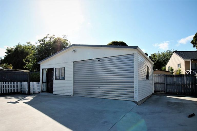 Photo of property in 37 Claverdon Drive, Massey, Auckland, 0614