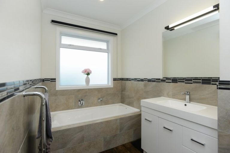 Photo of property in 24 Rakaia Way, Poraiti, Napier, 4112