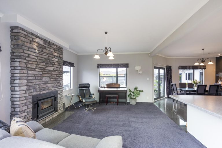 Photo of property in 37 Chestnut Close, Kelvin Grove, Palmerston North, 4414