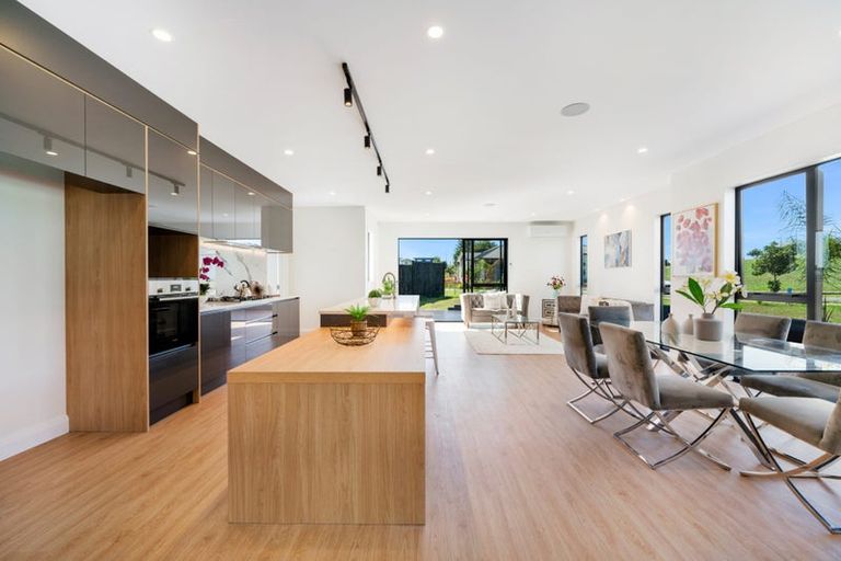 Photo of property in 14 Emerald Avenue, Rosehill, Papakura, 2113