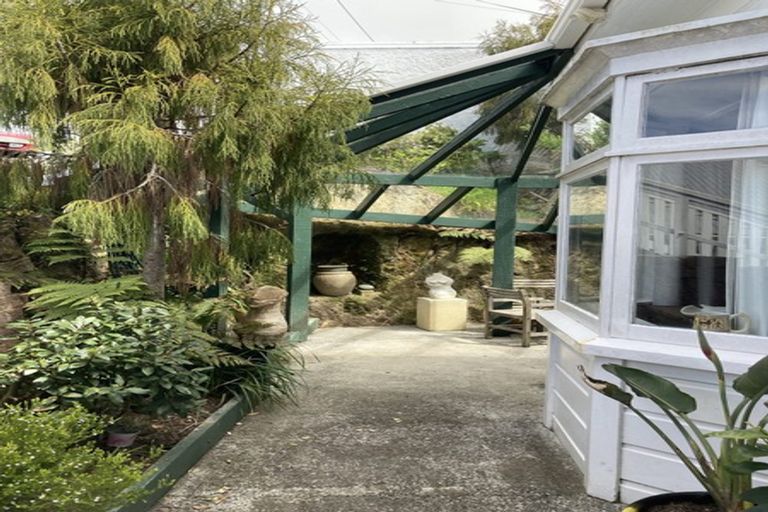Photo of property in 28 Apuka Street, Brooklyn, Wellington, 6021
