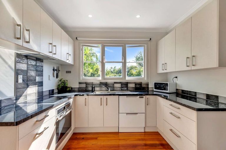 Photo of property in 5 Rangitira Avenue, Palmerston North, 4414