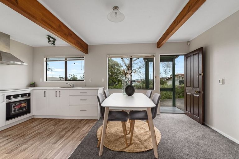 Photo of property in 2/92 Target Road, Totara Vale, Auckland, 0629