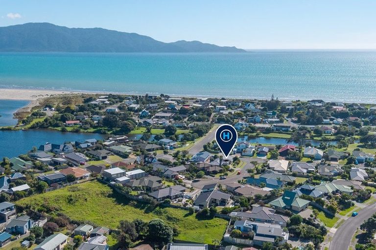 Photo of property in 4 Te Ropata Place, Waikanae Beach, Waikanae, 5036
