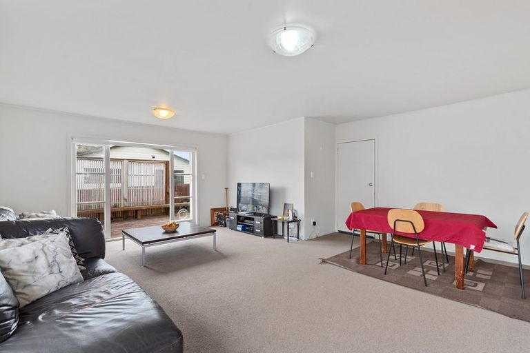 Photo of property in 22a Rewarewa Road, Te Atatu Peninsula, Auckland, 0610