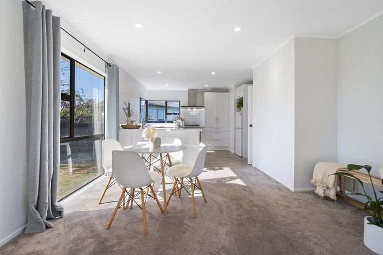 Photo of property in 18 Suzanne Grove, Kelvin Grove, Palmerston North, 4414