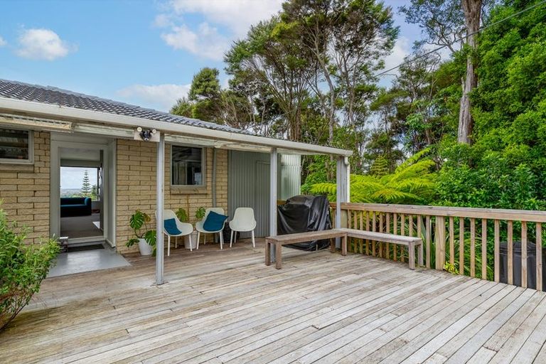 Photo of property in 2/52 Staincross Street, Green Bay, Auckland, 0604