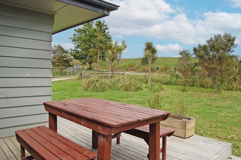 Photo of property in 17 Ranganui Road, Kaiwaka, 0573