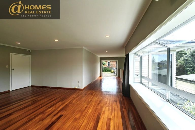 Photo of property in 127 Gossamer Drive, Pakuranga Heights, Auckland, 2010