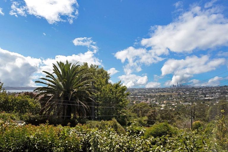 Photo of property in 2 Fairmount Road, Titirangi, Auckland, 0604