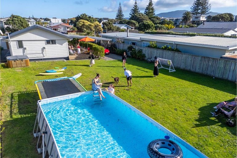 Photo of property in 7 Eruini Street, Waikanae Beach, Waikanae, 5036