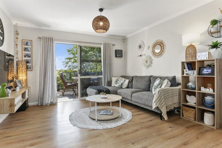 Photo of property in 2/130 Sandspit Road, Shelly Park, Auckland, 2014