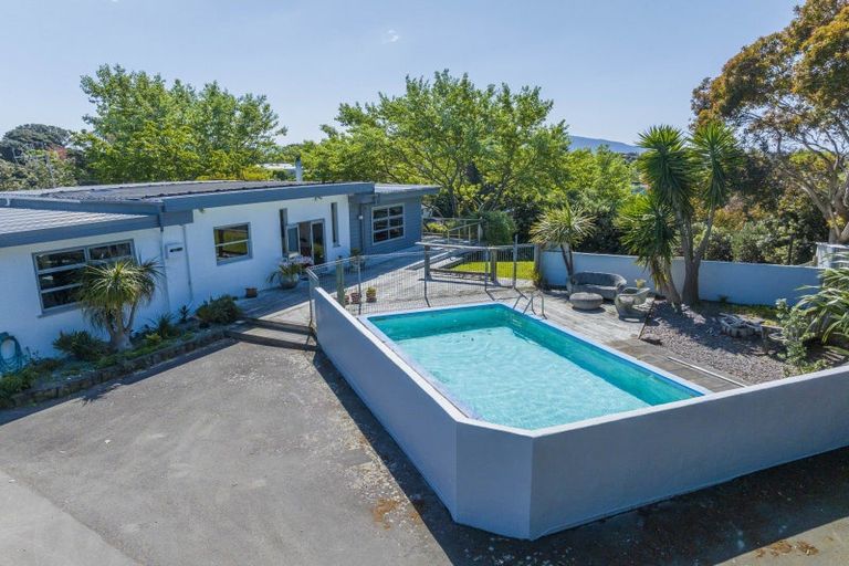 Photo of property in 48 Tiromoana Road, Raumati South, Paraparaumu, 5032