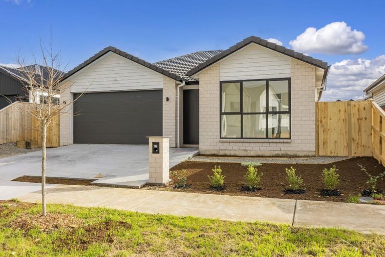 Photo of property in 17 Cara Avenue, Kumeu, 0810