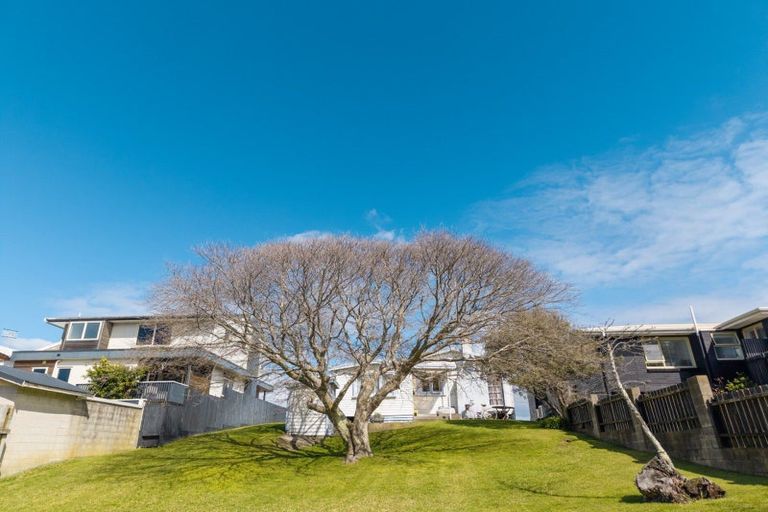 Photo of property in 43 Pitau Road, Mount Maunganui, 3116