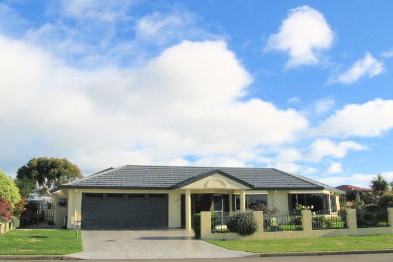 Photo of property in 8 Observation Place, Paraparaumu, 5032