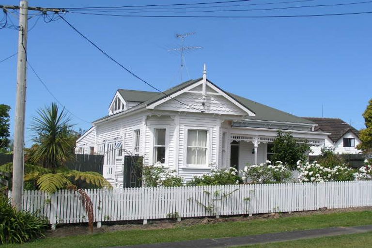 Photo of property in 19 Park Avenue, Northcote, Auckland, 0626