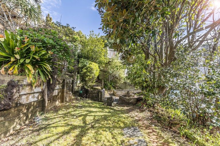 Photo of property in 22 Fairview Crescent, Kelburn, Wellington, 6012