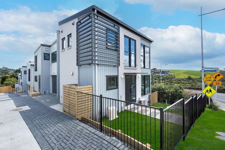 Photo of property in 1/1090 Beach Road, Torbay, Auckland, 0630