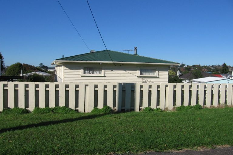 Photo of property in 2/15 Tiroroa Avenue, Te Atatu South, Auckland, 0610