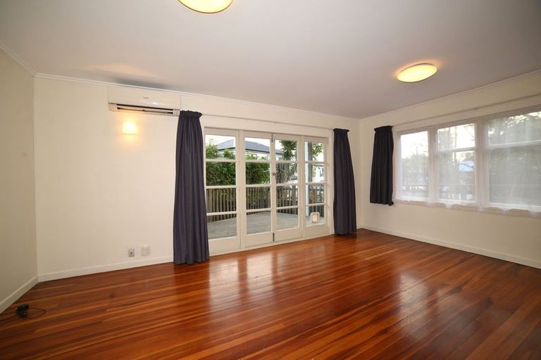 Photo of property in 1/190 East Coast Road, Forrest Hill, Auckland, 0620