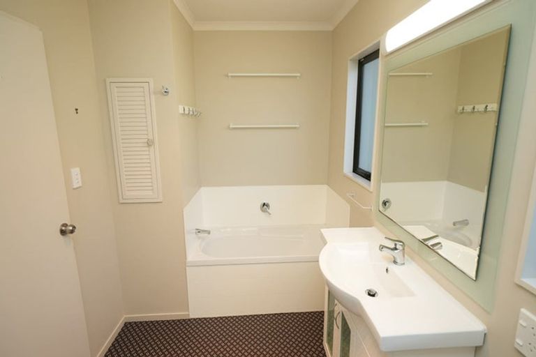 Photo of property in 14 Stirling Crescent, Hokowhitu, Palmerston North, 4410