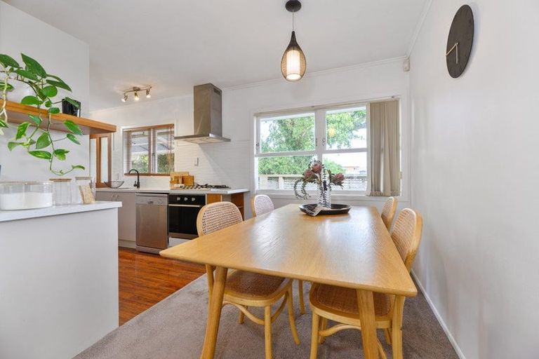 Photo of property in 42 Hereford Street, Te Atatu Peninsula, Auckland, 0610