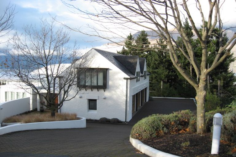Photo of property in 17 Whitbourn Place, Fernhill, Queenstown, 9300