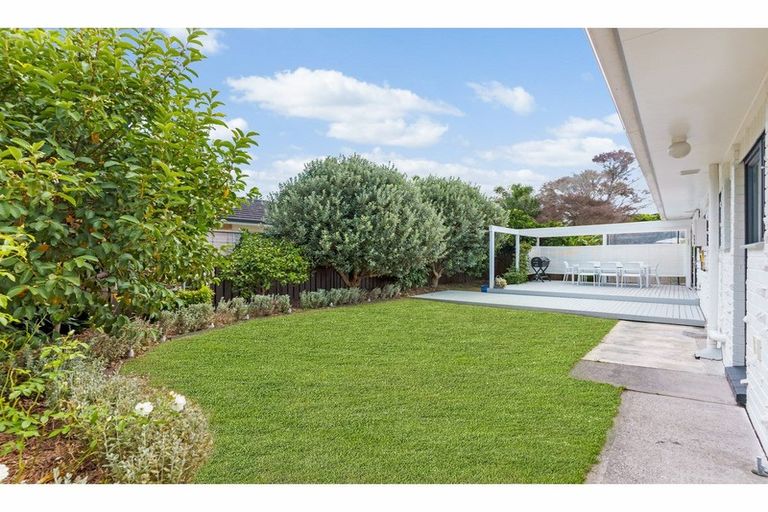 Photo of property in 6 Edgewater Grove, Orewa, 0931