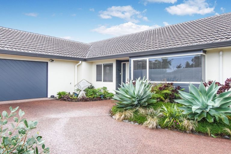 Photo of property in 14 Bridgehead Cove, West Harbour, Auckland, 0618