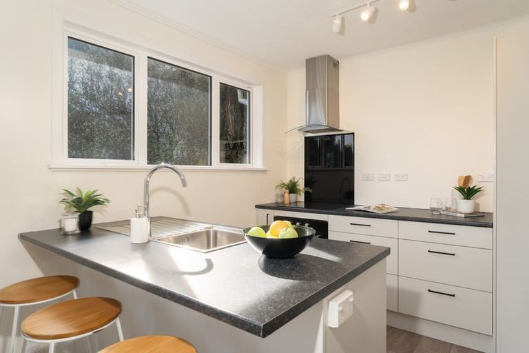 Photo of property in 8 Brooker Grove, Newlands, Wellington, 6037