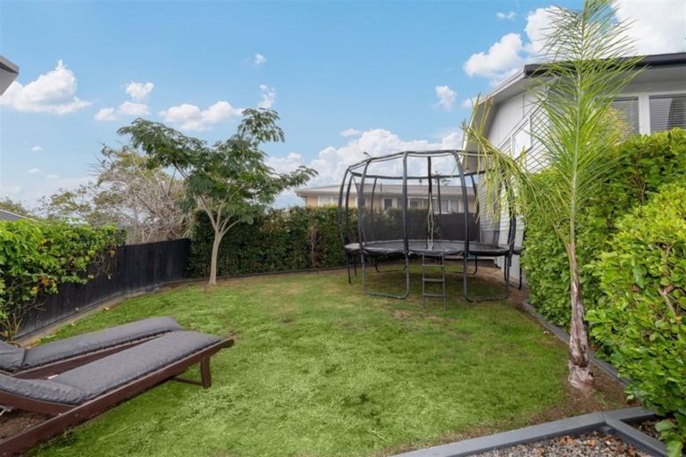 Photo of property in 122 Ennis Avenue, Pakuranga Heights, Auckland, 2010