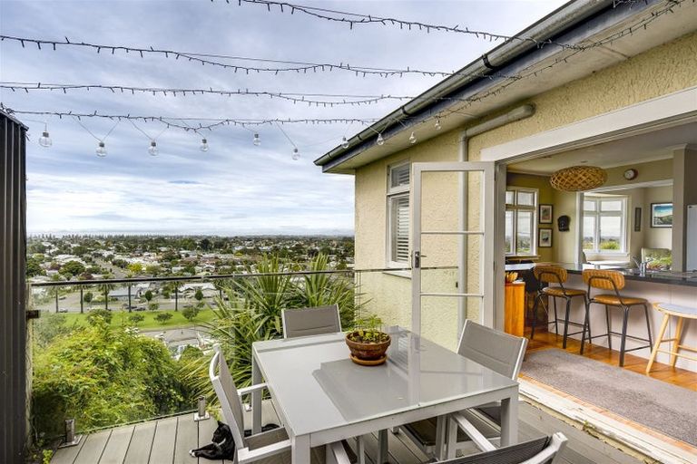 Photo of property in 4 Oliver Road, Hospital Hill, Napier, 4110