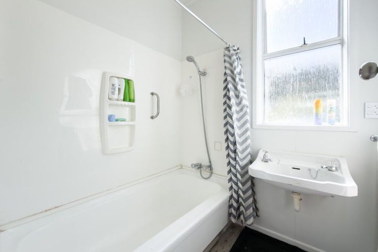 Photo of property in 16a-b Johnston Street, Gore, 9710