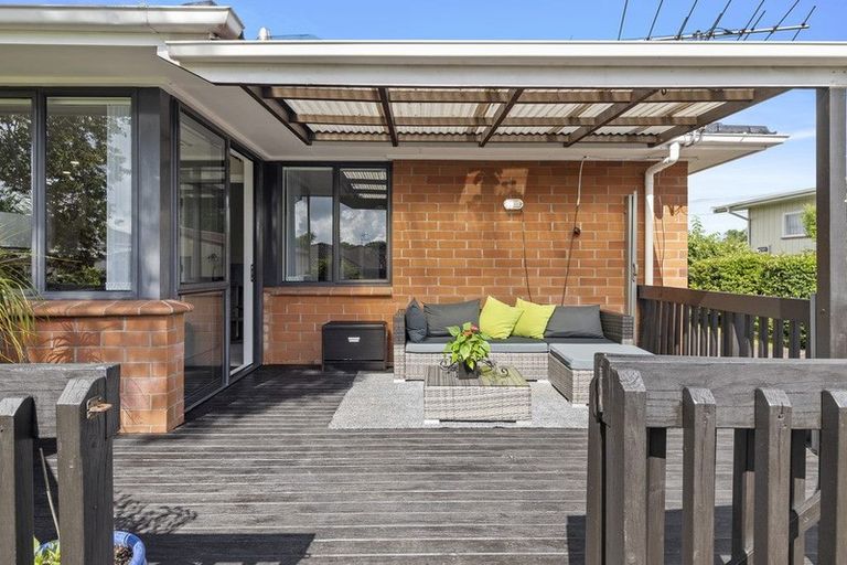 Photo of property in 16 Stonehurst Avenue, Waiuku, 2123