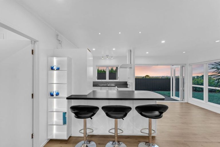 Photo of property in 2/44 Waimumu Road, Massey, Auckland, 0614