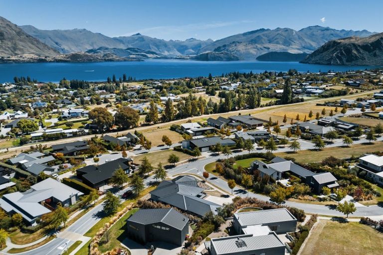 Photo of property in 2 Island View Place, Wanaka, 9305