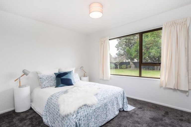 Photo of property in 32 Royal Park Drive, Parklands, Christchurch, 8083