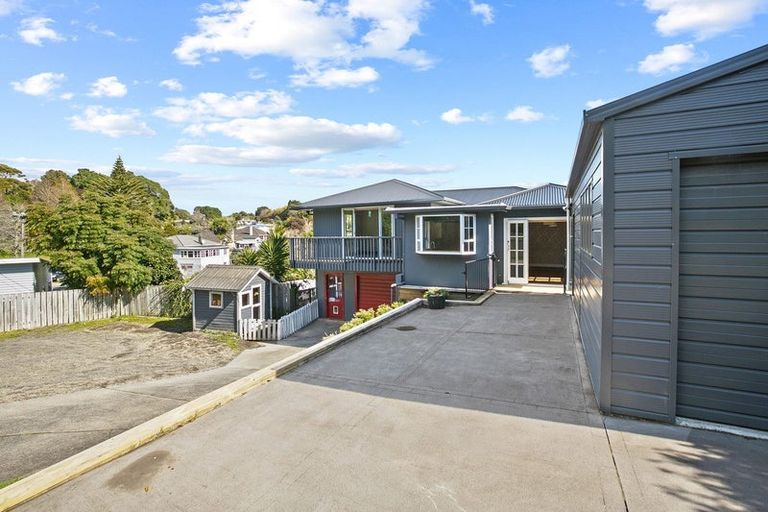 Photo of property in 8 Awanui Street, Merrilands, New Plymouth, 4312
